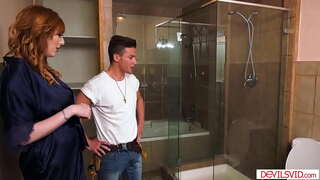 Busty γυναίκα κερατάδες άντρα από το πιπίλισμα και γαμημένο υδραυλικός