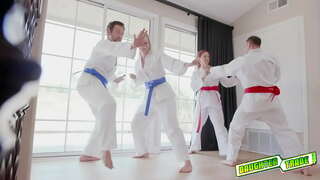 די אָפּטייל ליכט און אַשלי רויט סוואַפּינג און נעמט זייער קאַקס צו האָבן אַ טעם פון זיי