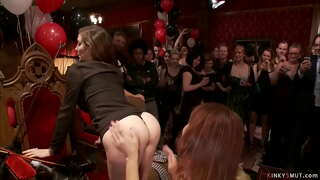 İki büyük göğüsler milf köleler Simone Sonay ve gemisi siren de Mer at kamu doğum günü parti arasında metres Prenses Donna Dolore almak boğaz çarptım