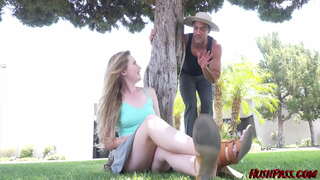 ���ৃষ্ণবর্ণ জোন্স জানায় মালি ধরে এ কাজটির জন্য তার বুশ