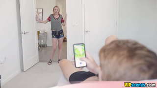 Petite stepsis perde la sua verginità con Bro