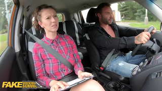 Fake Driving School Mwanafunzi Hununua Mwalimu Emilia Argan kahawa kabla ya kutomba nje