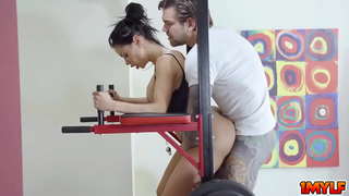 Juan raztegne Canela je muca ustnice