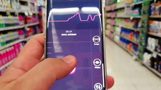 Martinasmith वापर तिची घालण्याची खेळणी, मॉल येथे होईपर्यंत तिला वीर्य