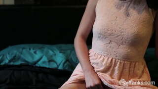 Панадлівая аматарская красуня з Янкс Марына трахаецца свой вібратар да аргазму