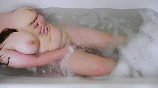 Dívka ukazuje její velký zadek a masturbuje v koupelně