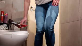 Disperata la Pipì nel Mio Jeans di Compilazione in Bagno e all&#039;Aperto