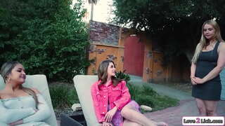 Красотка брюнетка просит новую грудастую мачеху отомстить ее другой мачехе-изменщице.Они целуются, и она лижет ноги милфы с татуировками, а затем подставляет ей лицо