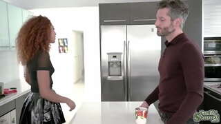 Ebony bèlfi Brixley Benz remèsye l &#039;stepdaddy seksyèlman slobbing l&#039; dick ak monte l &#039; nan oubli