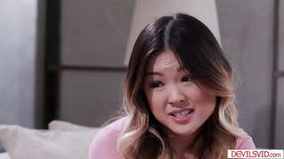 Dada kecil asia dan dia pirang bff pergi untuk bertiga dengan jiran