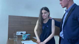 Ů�庭类得出的手，老师想到他妈的学生的屁股