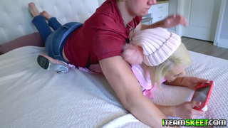 ���မ်ားစားငယ်ရမည် Sinclaire ရွက်သူမ၏ဂိမ်းနှင့်စတင်သံုးေသူမ၏ရည်းစားကြက်နှင့်သူ့ကိုပည္ဆိုင္ရာအတွက်သူမ၏ကြီးမားသော tits