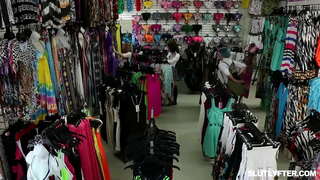 Blondýnka dospívající Haley Piky sání kohout a dostat ji kočička fucked divoce ve stejnou dobu