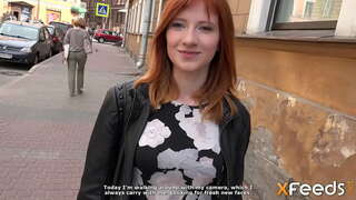 Güzellik ona oral seks yapar ve kanepede doggystyle ve güzel kızı inleten diğer pozlarda seks yaparlar