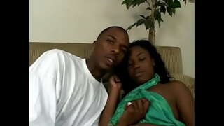 Ebony babe sucks tvrdé černé péro a pak v prdeli ve všech polohách