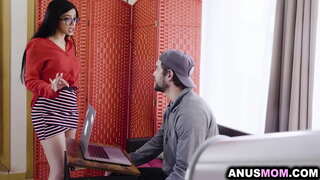 Harrigarria MILF Julia de Lucia bat maite OILARRA handi batean bere IPURDIAN