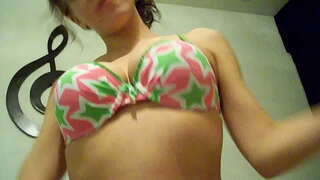 ���್ರೋಬ್ಯಾಕ್ ಗುರುವಾರ, ಯುವ ಆಶ್ಲೇ ರತಿ ಗೆಳೆಯ ಧರಿಸಿ ರಬ್ಬರ್ ಮೇಲೆ ಮೊದಲ ದಿನಾಂಕ