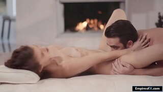 Bruneta zaměstnance kočička olízl a pak v prdeli její manažer