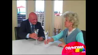 Vovo comendo sa usa ka gamay nga sa atubangan sa iyang mga asawa