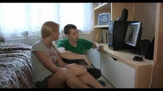 Pretty brunette cailín rides suas coileach saille