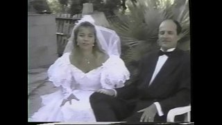 Francúzske dievča v prdeli, zatiaľ čo na sebe biele svadobné šaty