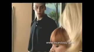 Adım Anne ve adım Oğul ziyaret baskın adım Aunt üzerinde ona Doğum günü