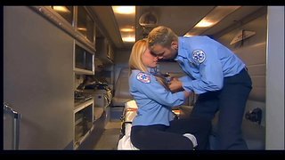 Busty blonde milf yn black hosanau glun uchel