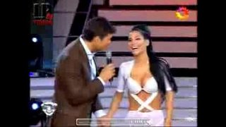 Behind Escudero در اسپندکس سفید