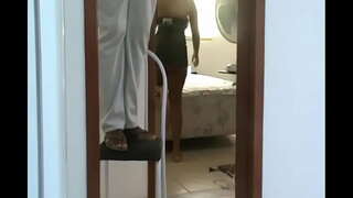 Žena v Rohu ukazovala, aniž by kalhotky na Elektrikáře