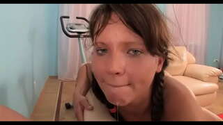 Świetna ładna dziewczyna dostaje lizanie krocza