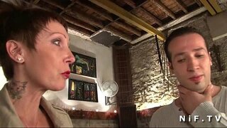 Grandi ta bai tratado frances adulto risibí nan aporta solo clavado