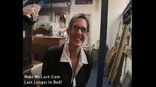 شہوانی ، شہوت انگیز گھریلو خاتون shagged جاتا ہے میں اس کے کام کی جگہ