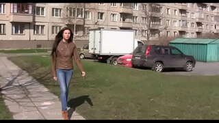 Tyn twll yn caffael ceiliog trwchus