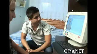 Pretty dlí dhéagóir aois cailín a sheasann doggy faisean