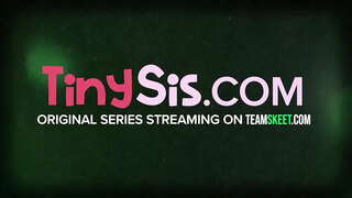 18 year old Ariana Grand here is for one thing and one thing only, to get FUCKED! Dës sexy ass Schéinheet léiwer de Bléck op Hire Kapp mat engem Hahn déif an Hirem Hals an stöhnt an Freed, wann d &#039; méizuel