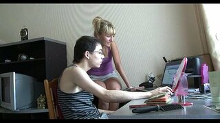 Предиван девојка-тинејџер вреди од рака