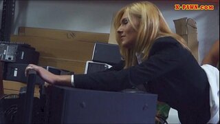 Hot Milf fucked in die stoor kamer om meer geld te verdien