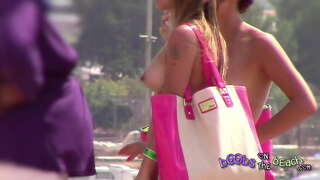 Hey, em bé, hãy cùng đi bộ xuống bãi biển typsy chơi với nhau