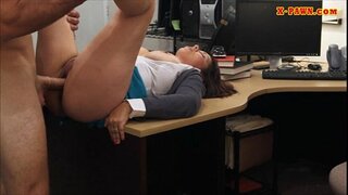 Латиноамериканка бо нињоии сиськами обменивает худро киску барои пул