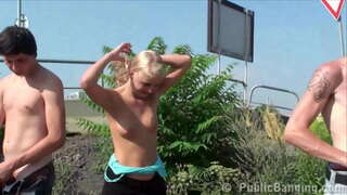 Y. فتاة شقراء الجنس العامة الشارع في وضح النهار