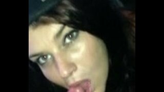 Кыз янәшә генә шөгыльләнә оральным, секс һәм глотает сперму