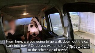 Groot tiete, bj, gelaat in vals taxi