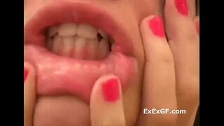 ���ਡਾਉਣ petite ਕੁੜੀ teases ਉਸ ਨੂੰ ਨੰਗੇ ਸਰੀਰ &#039; ਚ ਸ਼ਾਵਰ