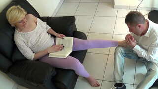 Облизывай мои ноги и писай тебе в рот