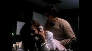 Weronika ściąga majtki i otrzymuje gorący anal w biurze