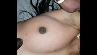 Дядя ебет Маэсвари в грудь и подмышки