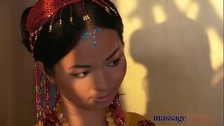 Masaxe Cuartos Quente Tailandés masaxista fai pau duro na súa buceta perforado