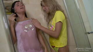 Divas lesbietes tīņi, kas ir īsts orgasms ar anālo dildo dušas