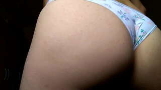 ���්රීති cd තුල ක්රියාකාරී වන ඇය යට කලිසම්