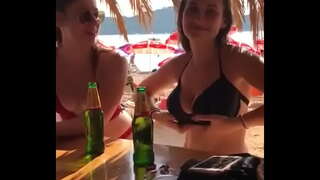 להוציא את הציצים להחזיק